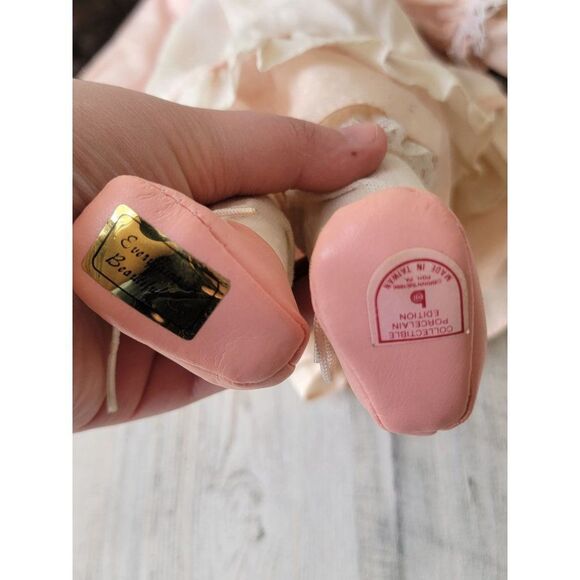 Brinn's Everything is beautiful wind up music porcelain doll collectible - Picture 5 of 8